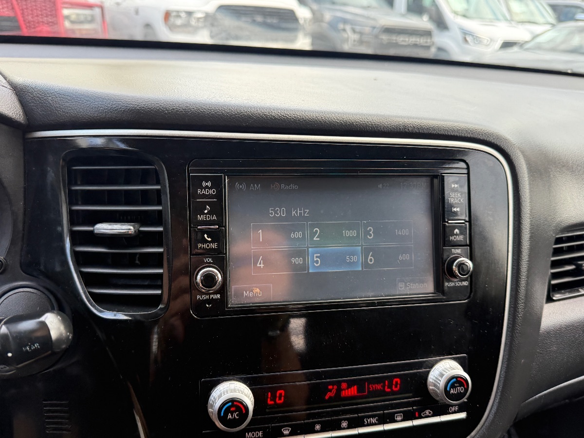 2020 Mitsubishi Outlander ES photo 25
