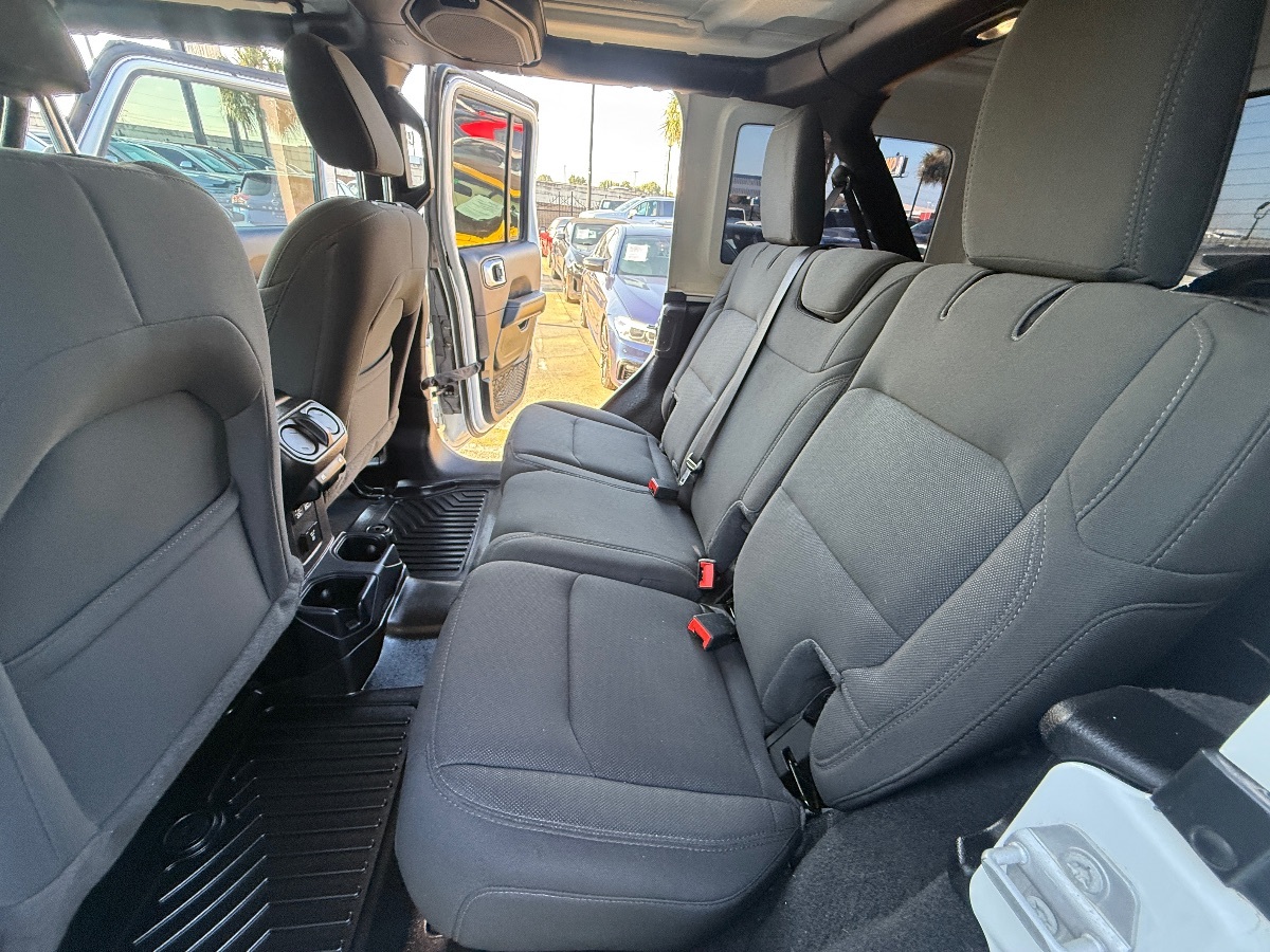 2021 Jeep Wrangler Unlimited Sahara photo 24