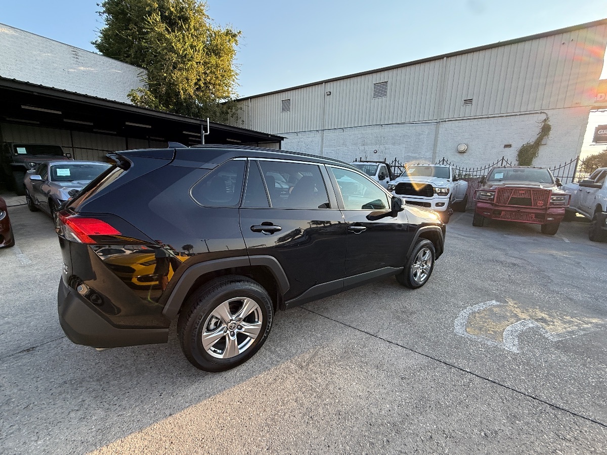 2022 Toyota RAV4 XLE photo 2