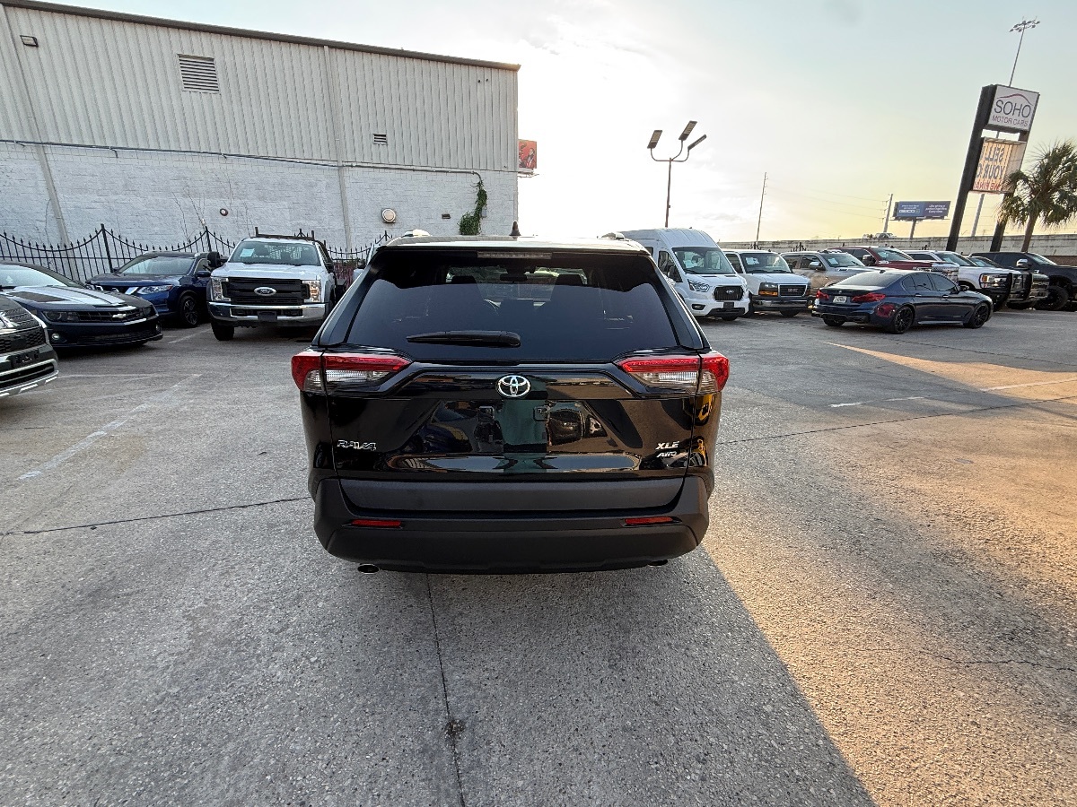 2022 Toyota RAV4 XLE photo 3