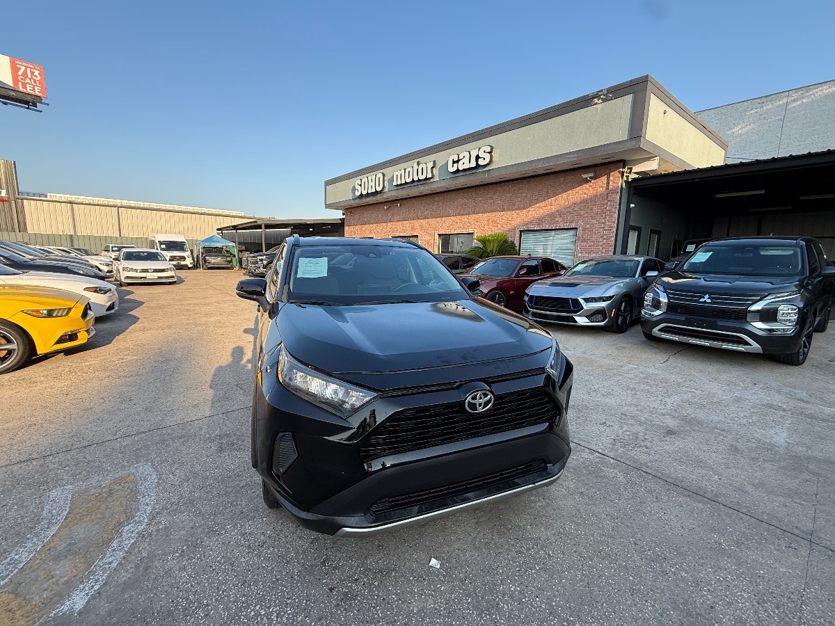 2022 Toyota RAV4 XLE photo 6