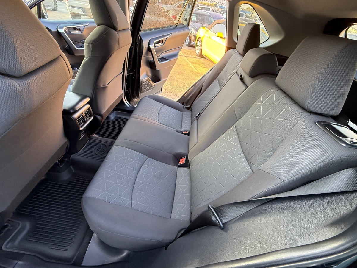 2022 Toyota RAV4 XLE photo 18