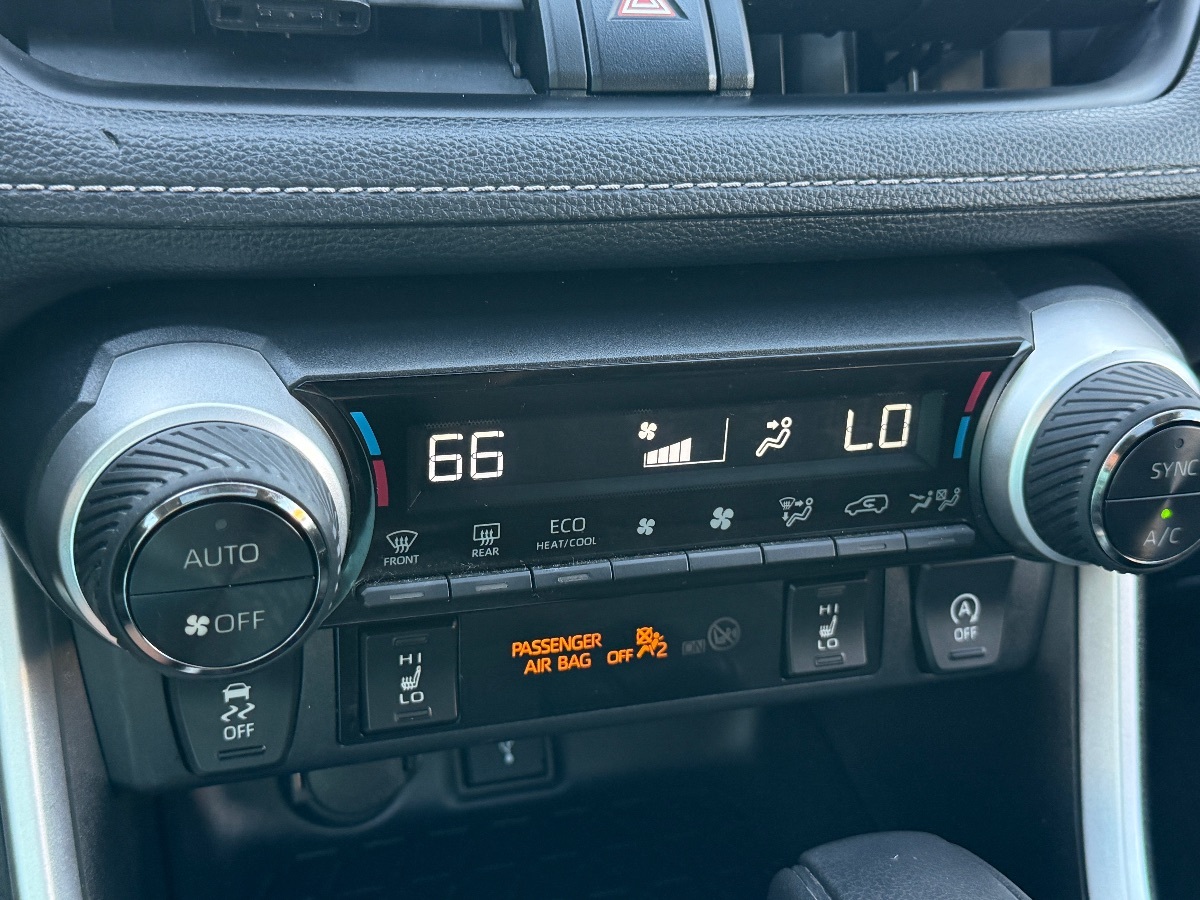 2022 Toyota RAV4 XLE photo 24