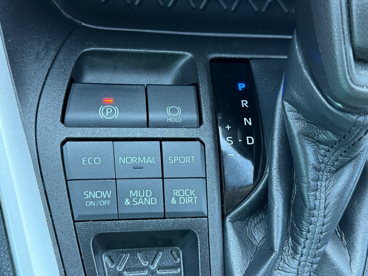 2022 Toyota RAV4 XLE photo 25