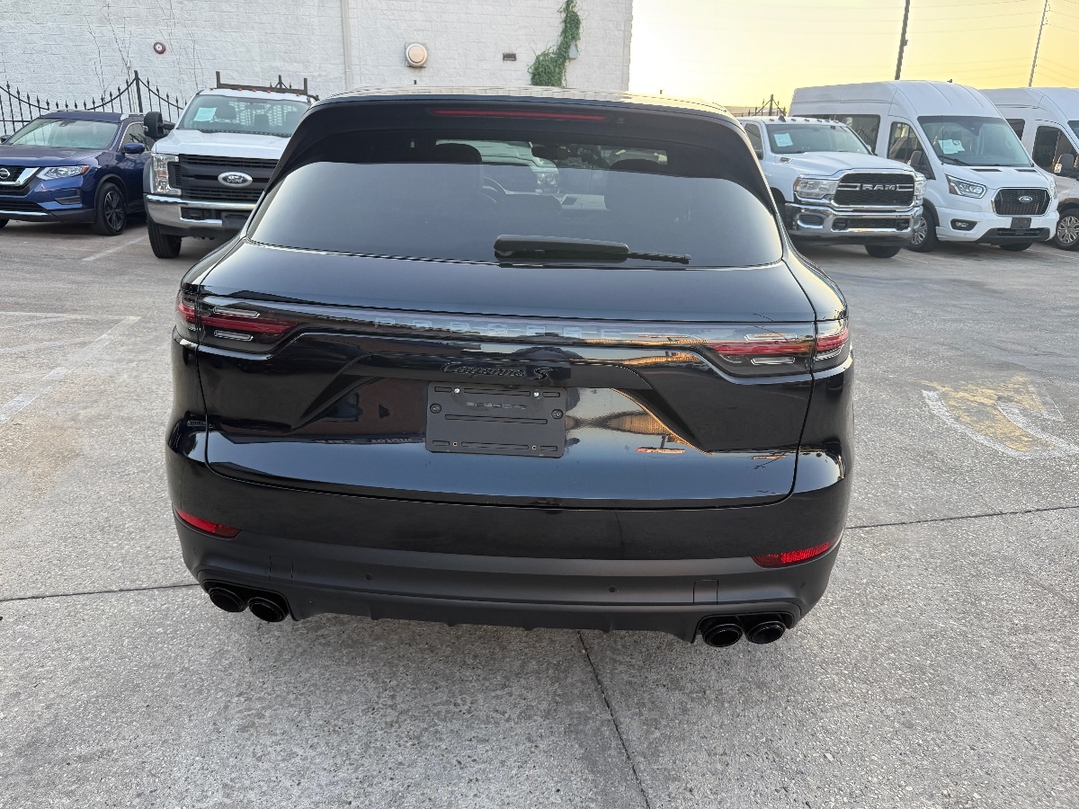 2021 Porsche Cayenne S photo 2