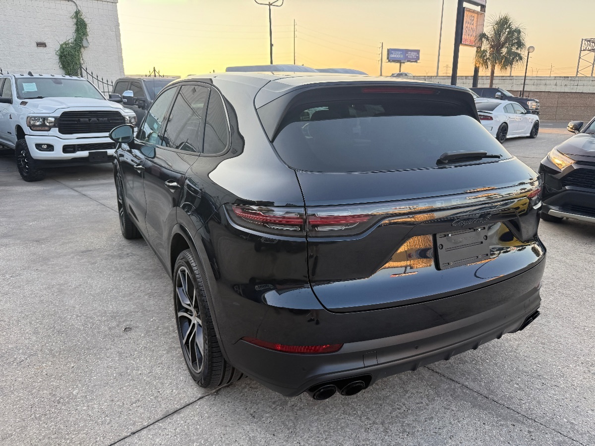 2021 Porsche Cayenne S photo 3
