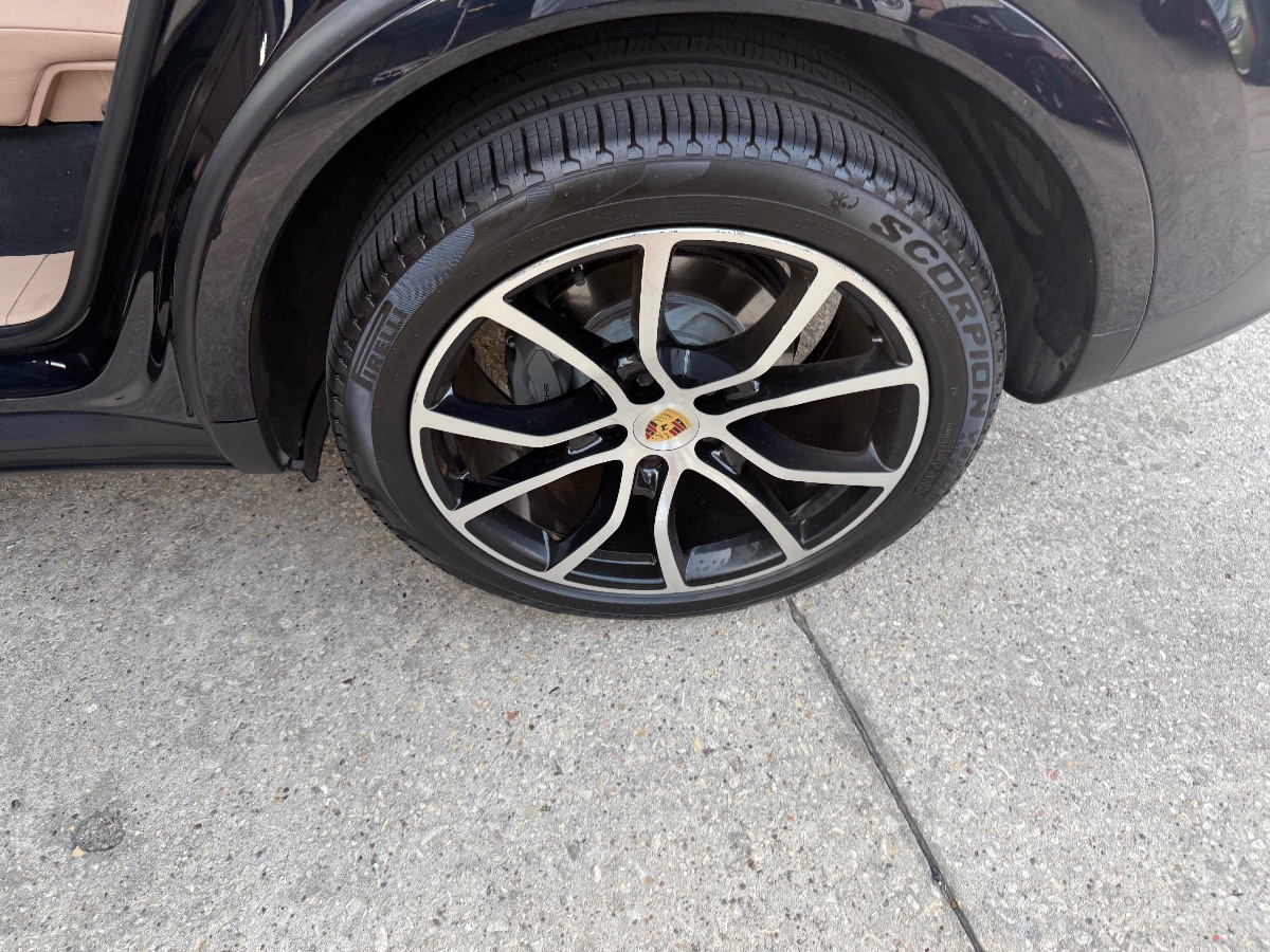 2021 Porsche Cayenne S photo 7