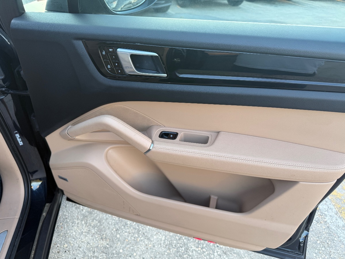 2021 Porsche Cayenne S photo 11