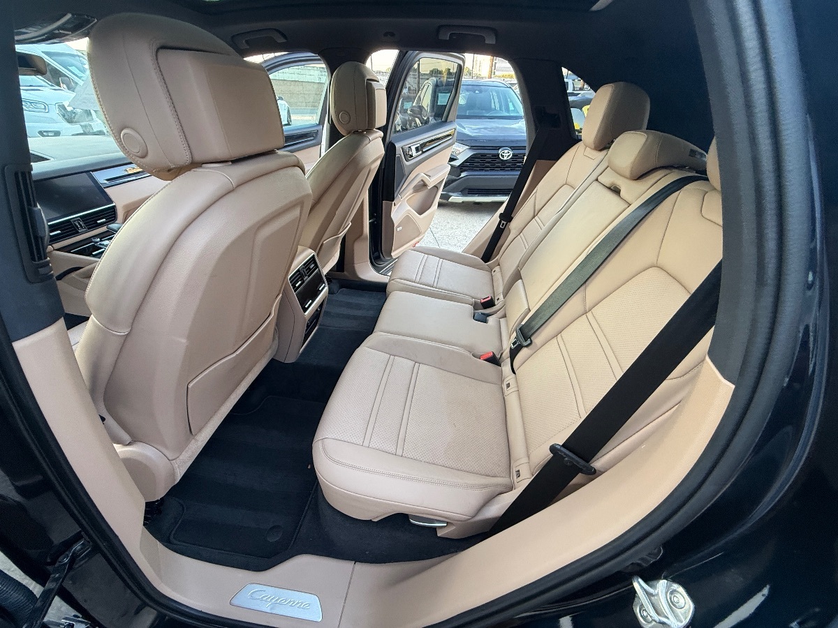 2021 Porsche Cayenne S photo 18
