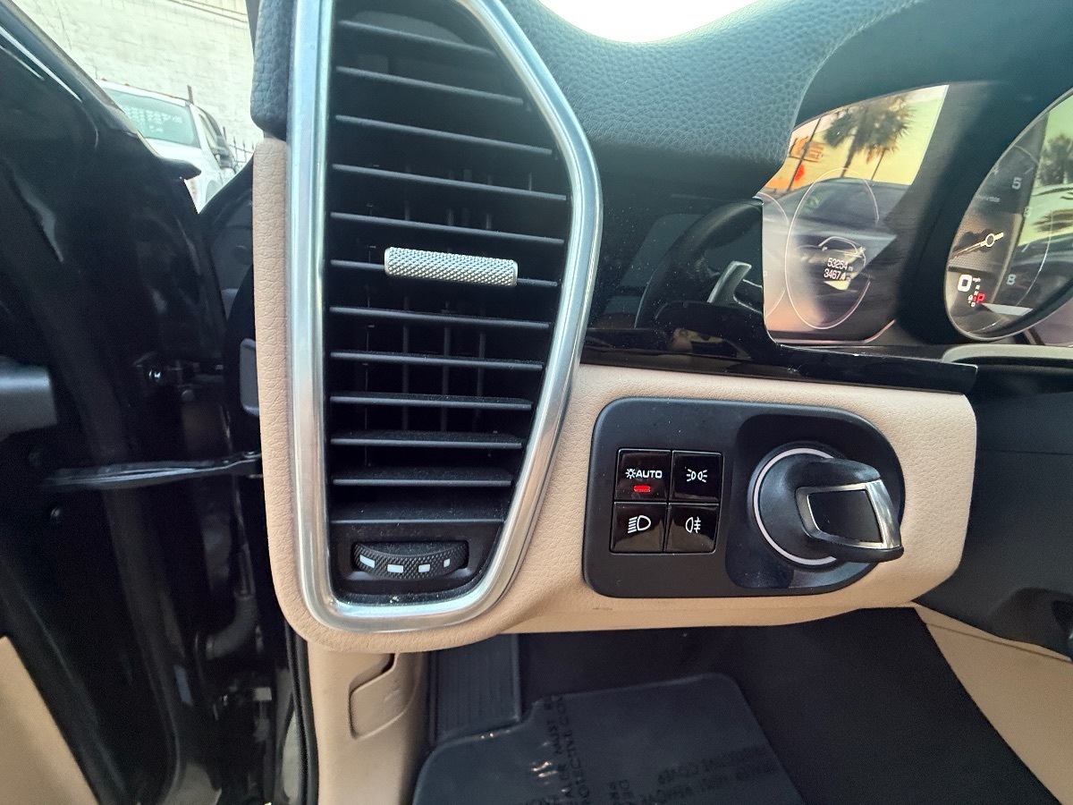 2021 Porsche Cayenne S photo 22
