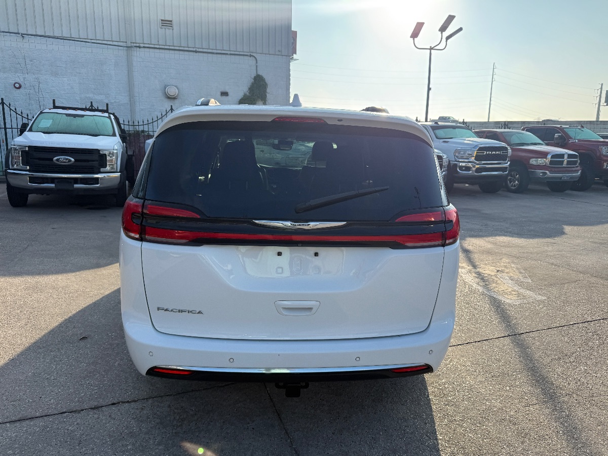 2021 Chrysler Pacifica Touring L photo 2