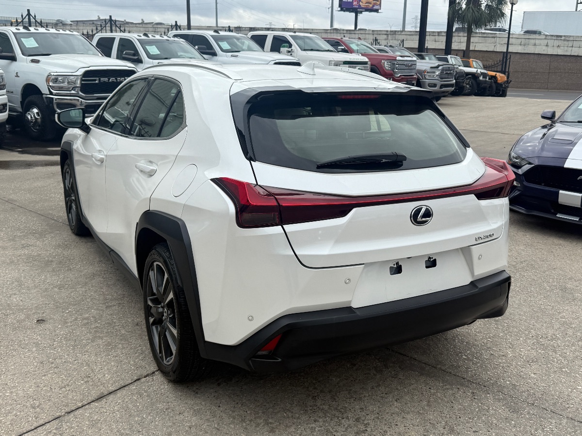 2021 Lexus UX 200 photo 3