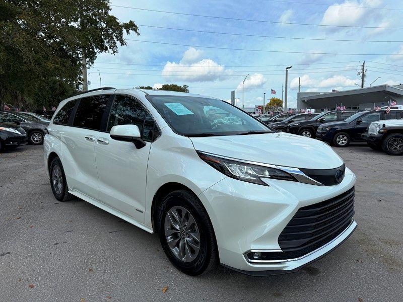 2021 Toyota Sienna XLE photo 3