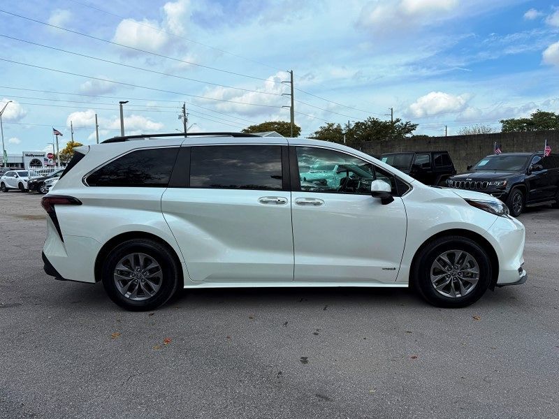 2021 Toyota Sienna XLE photo 4