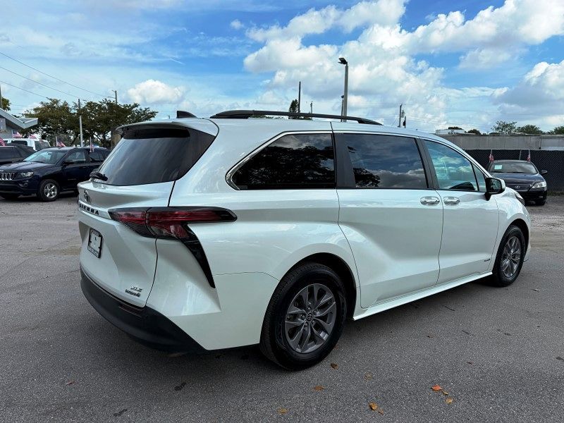 2021 Toyota Sienna XLE photo 5
