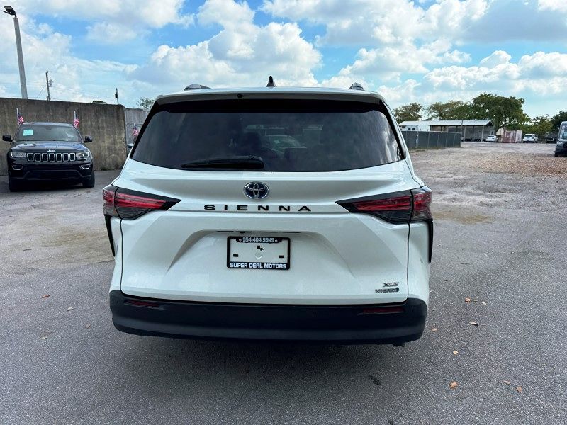 2021 Toyota Sienna XLE photo 6