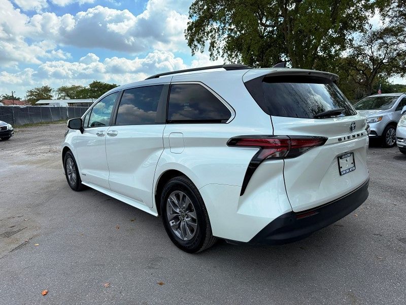 2021 Toyota Sienna XLE photo 7