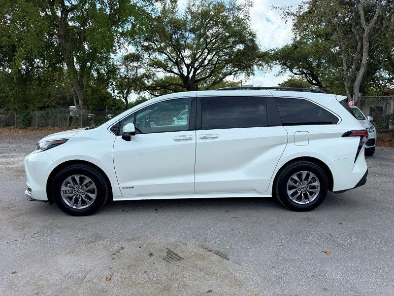 2021 Toyota Sienna XLE photo 8