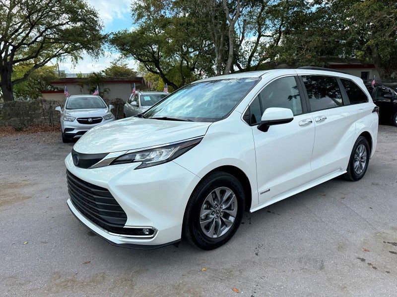 2021 Toyota Sienna XLE photo 9