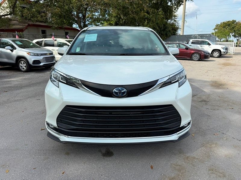 2021 Toyota Sienna XLE photo 10