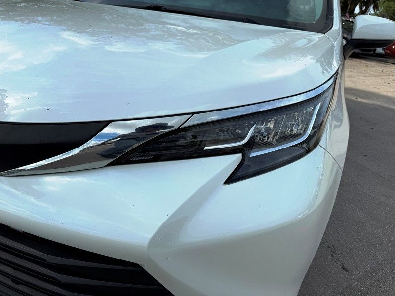 2021 Toyota Sienna XLE photo 11