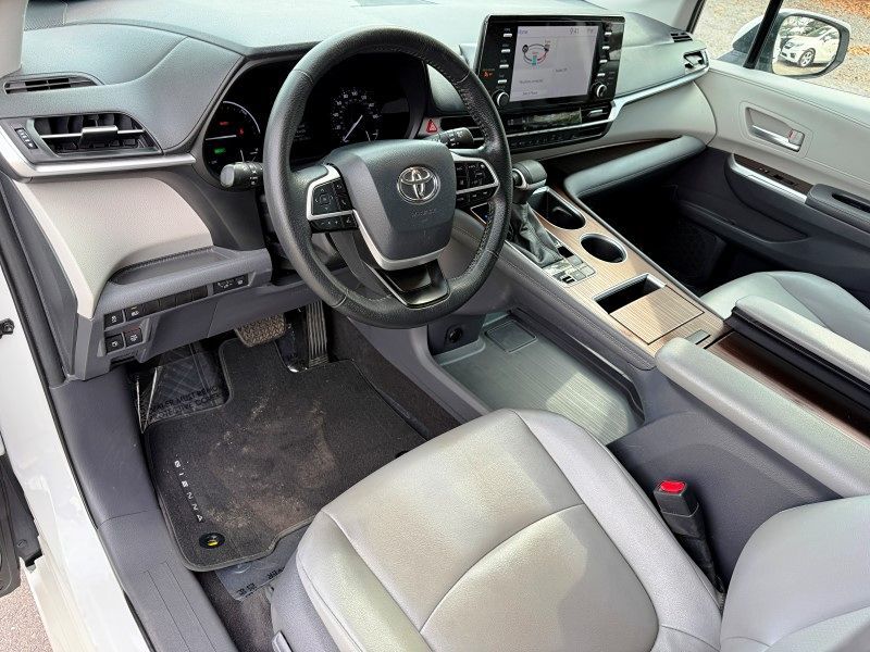 2021 Toyota Sienna XLE photo 12