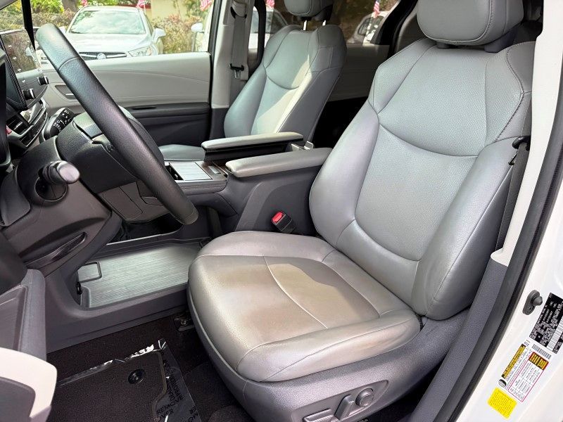 2021 Toyota Sienna XLE photo 13