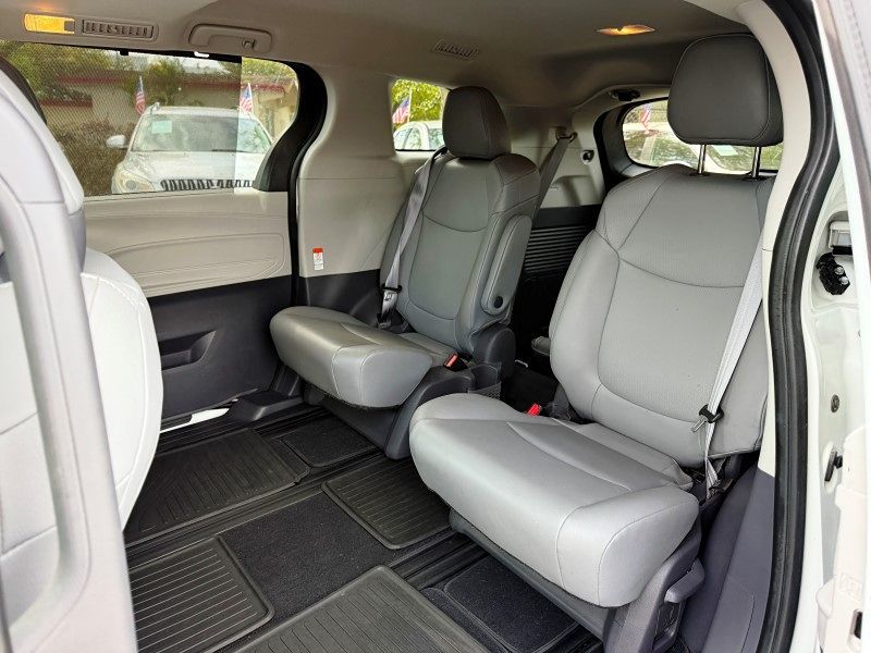 2021 Toyota Sienna XLE photo 14
