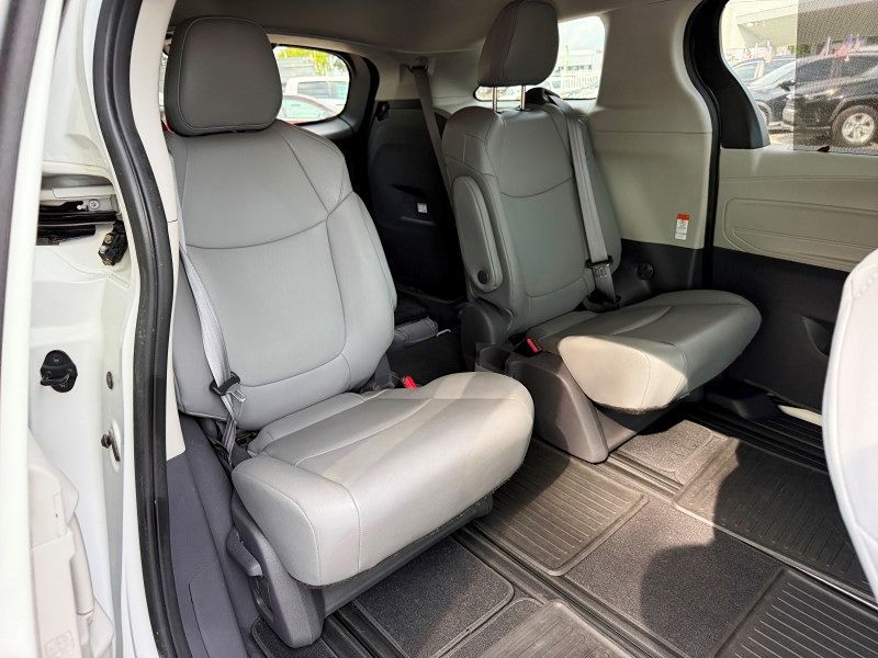 2021 Toyota Sienna XLE photo 15