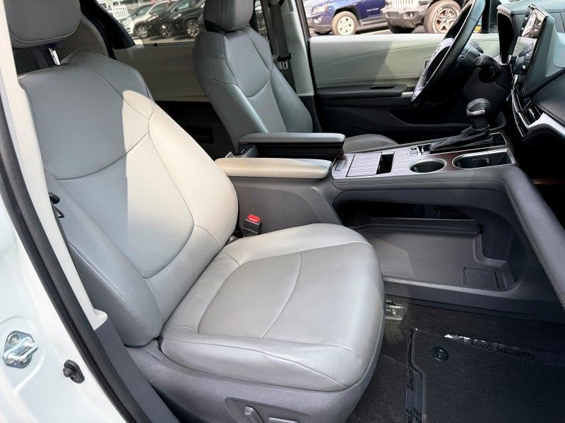 2021 Toyota Sienna XLE photo 16
