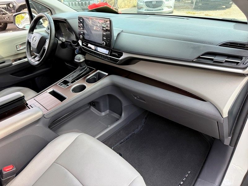 2021 Toyota Sienna XLE photo 17