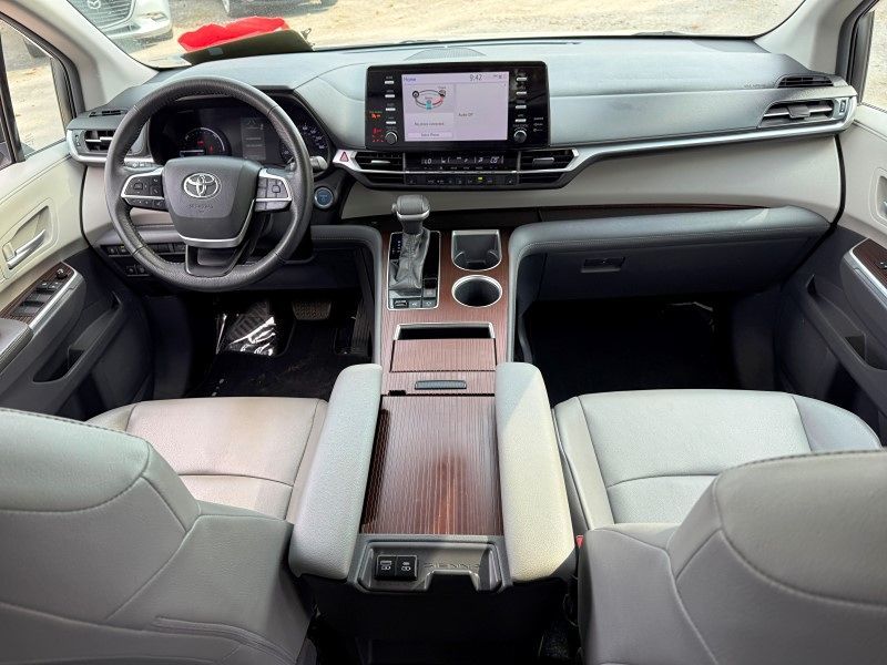 2021 Toyota Sienna XLE photo 18