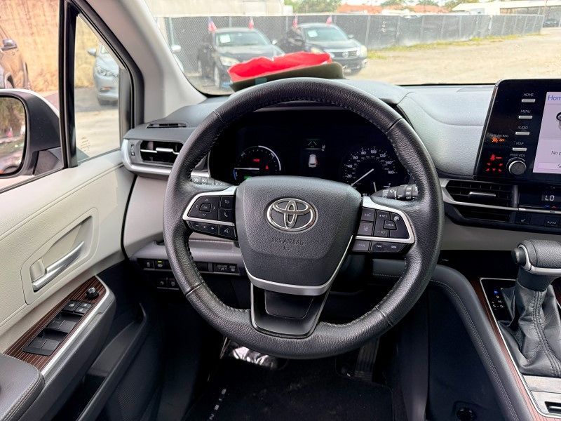 2021 Toyota Sienna XLE photo 19