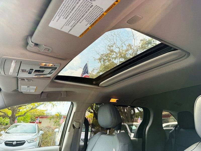 2021 Toyota Sienna XLE photo 20