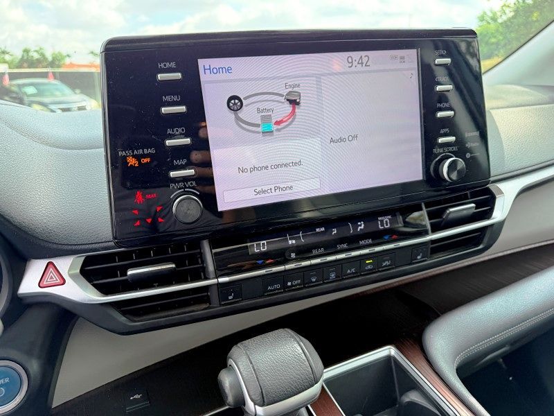 2021 Toyota Sienna XLE photo 22