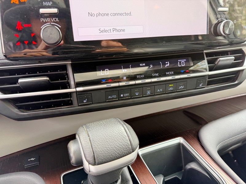 2021 Toyota Sienna XLE photo 25