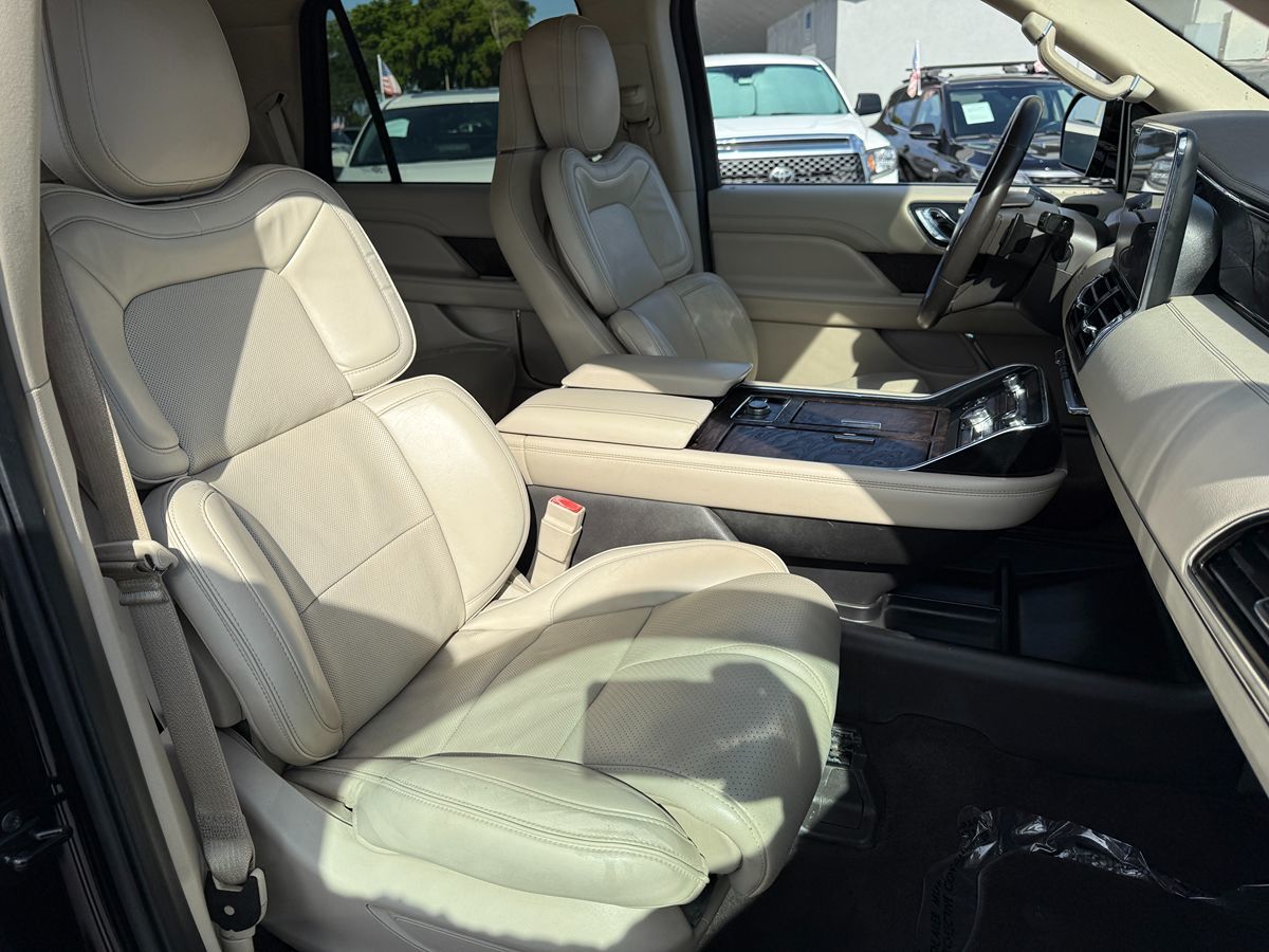 2018 Lincoln Navigator Select photo 16