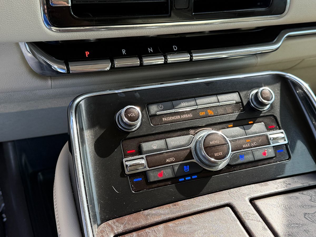 2018 Lincoln Navigator Select photo 25