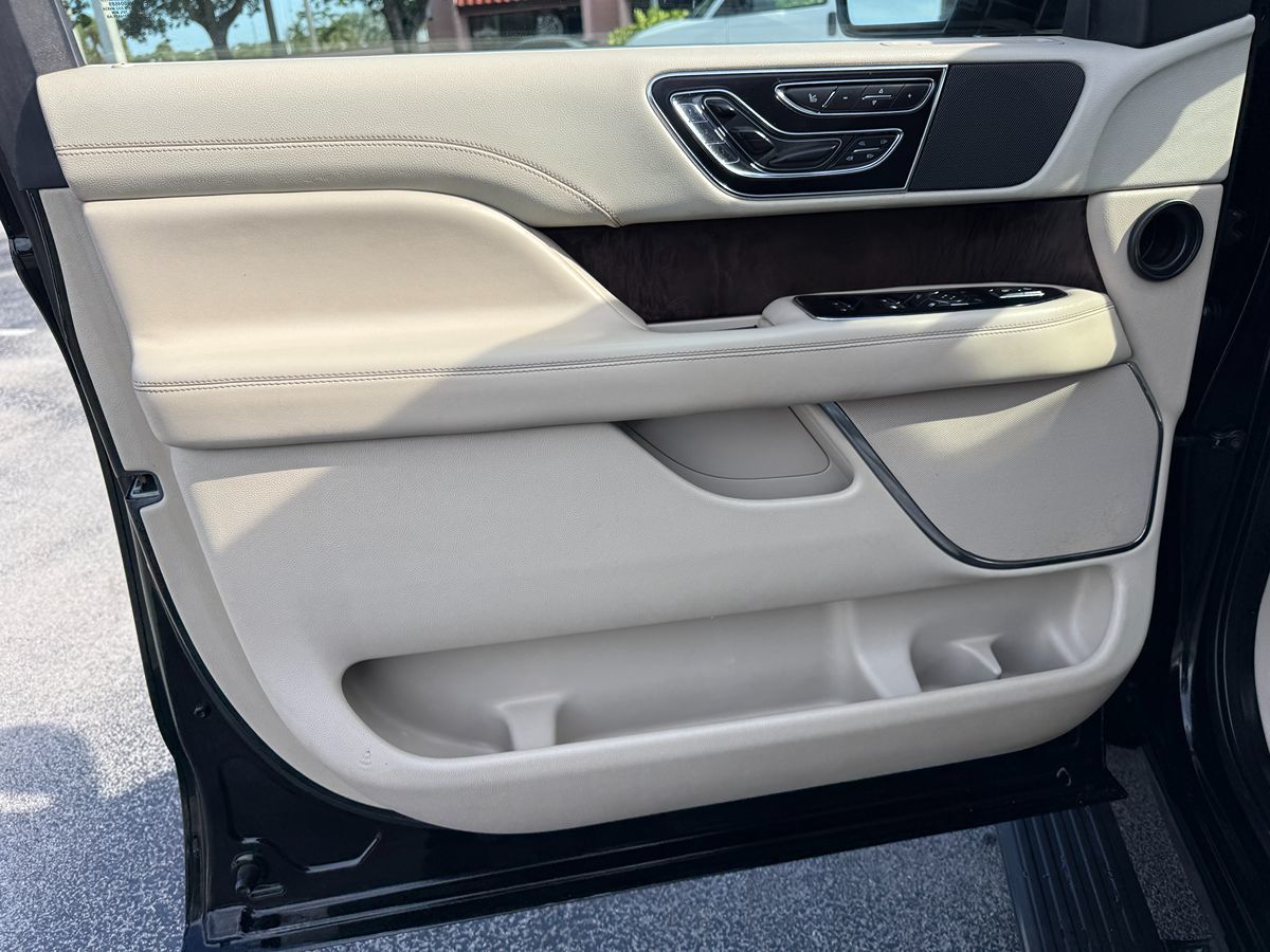 2018 Lincoln Navigator Select photo 28