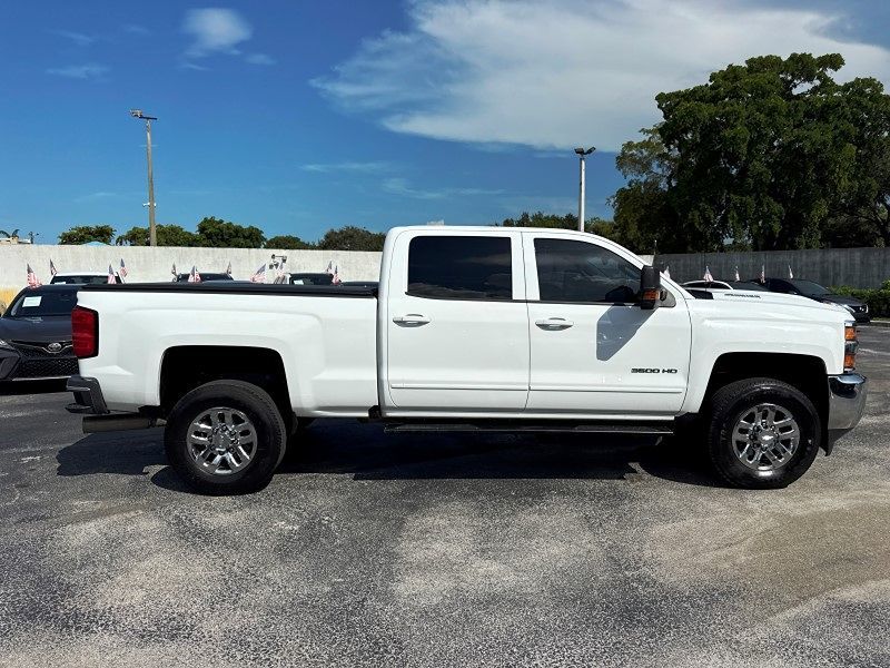 2017 Chevrolet Silverado 3500HD LT photo 4