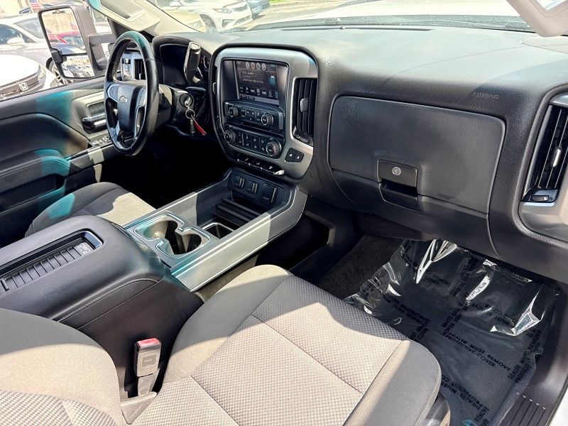 2017 Chevrolet Silverado 3500HD LT photo 17