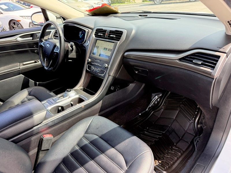2020 Ford Fusion SEL photo 17
