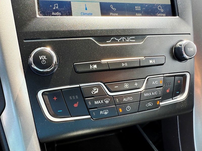 2020 Ford Fusion SEL photo 25