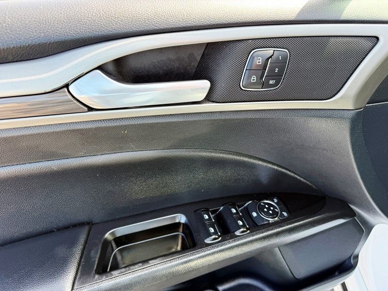 2020 Ford Fusion SEL photo 32