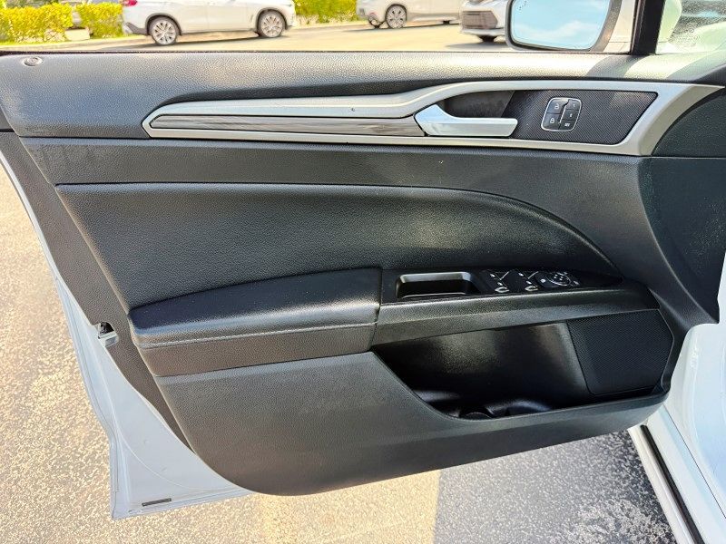 2020 Ford Fusion SEL photo 33