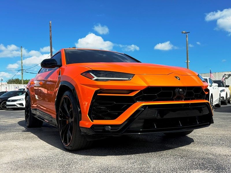 2022 Lamborghini Urus photo 2