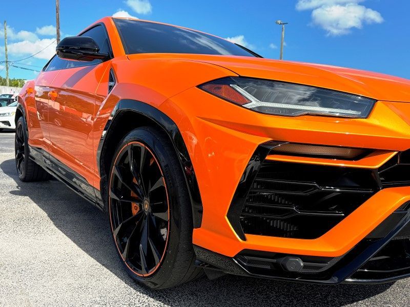 2022 Lamborghini Urus photo 3