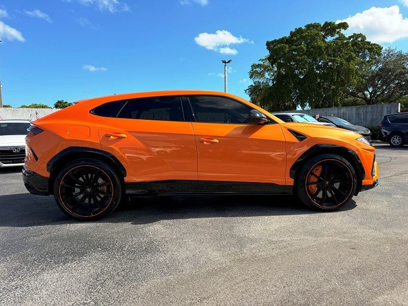 2022 Lamborghini Urus photo 4