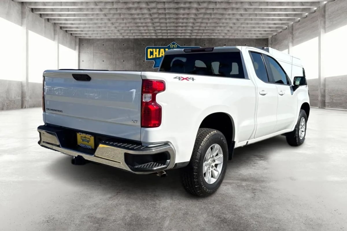 Chevrolet Silverado photo 3