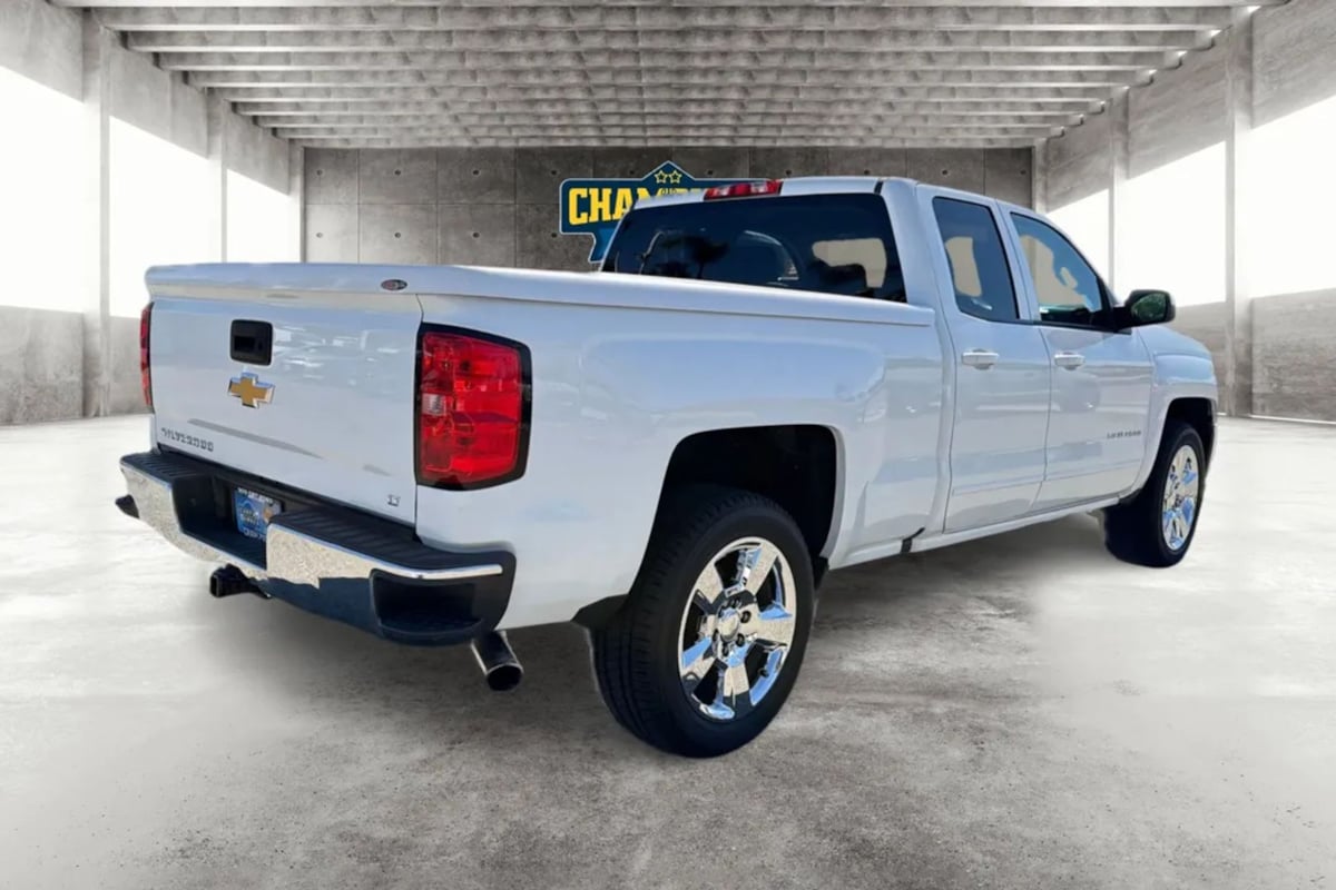 Chevrolet Silverado photo 3